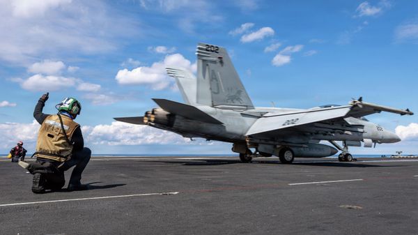 Американский истребитель F/A-18E Super Hornet перед взлётом с авианосца USS Gerald R. Ford в рамках операции Эпическая ярость