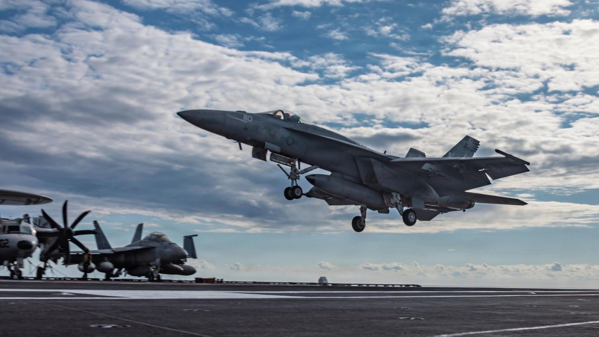 Посадка американского истребителя F/A-18E Super Hornet на авианосец USS Gerald R. Ford в рамках операции Эпическая ярость - ПРАЙМ, 1920, 25.03.2026