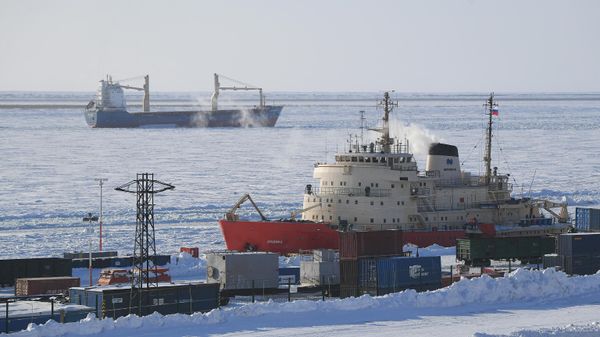 Корабли в морском порту Дудинка