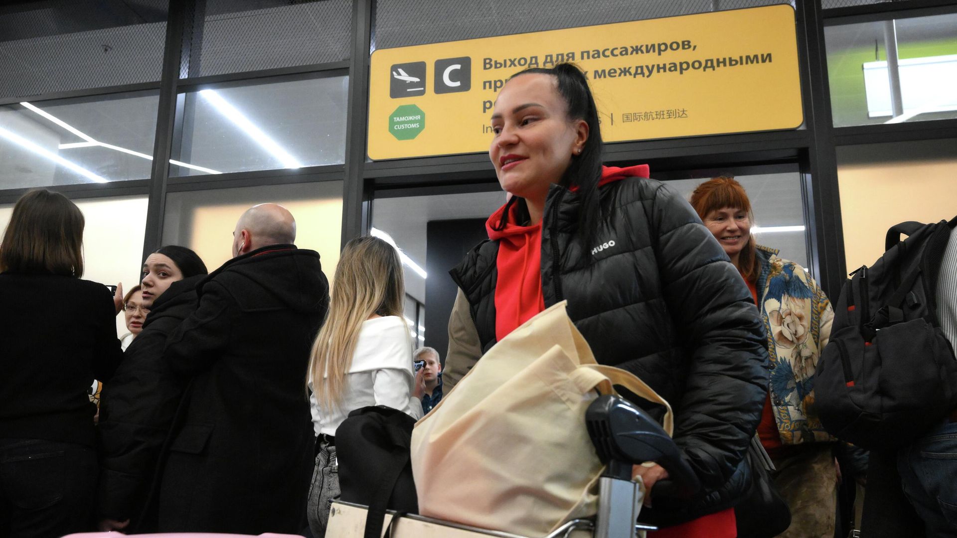Пассажиры на выходе из зоны прилета международных рейсов в аэропорту Шереметьево - ПРАЙМ, 1920, 12.03.2026