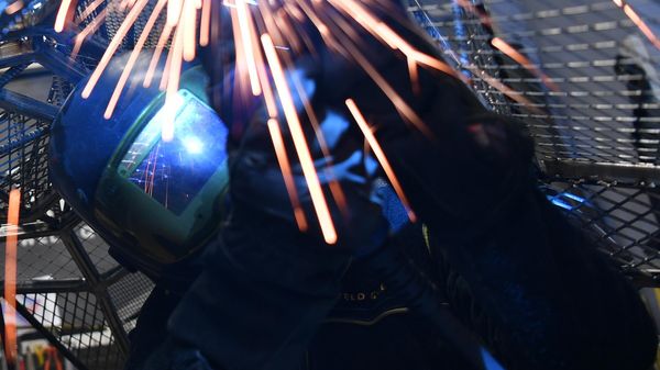 Девушка-сварщица Weld Queen за работой в своей мастерской Девушка-сварщица Weld Queen за работой в своей мастерской