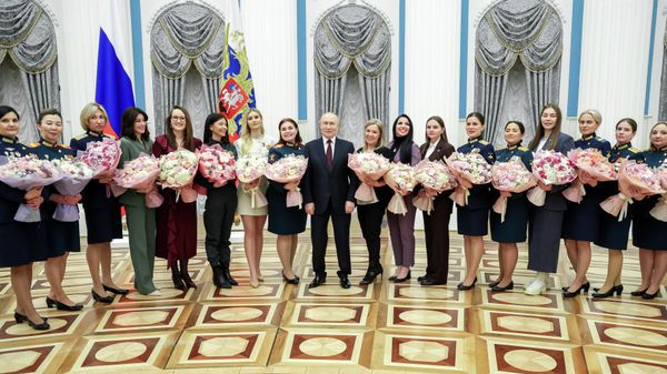 Президент РФ Владимир Путин в Кремле на встрече с женщинами - представительницами разных профессий в преддверии Международного женского дня Президент РФ Владимир Путин в Кремле на встрече с женщинами - представительницами разных профессий в преддверии Международного женского дня
