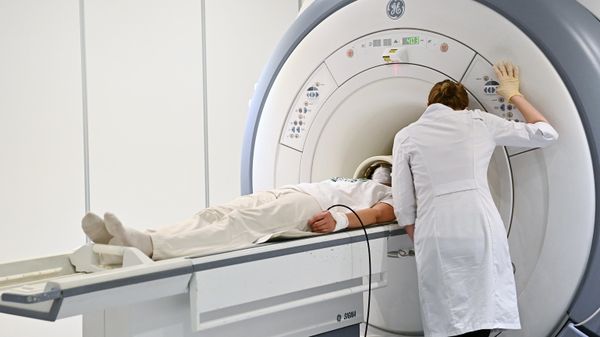 Пациент проходит обследование с помощью аппарата магнитно-резонансной томографии в центре радиохирургии НИИ СП имени Н. В. Склифосовского в Москве