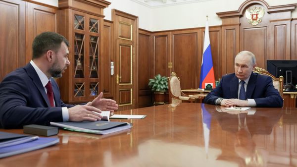 Президент РФ Владимир Путин и глава ДНР Денис Пушилин во время встречи в Кремле. 10 марта 2026 Президент РФ Владимир Путин и глава ДНР Денис Пушилин во время встречи в Кремле. 10 марта 2026