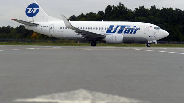 Самолет авиакомпании UTair в международном аэропорту Казань Самолет авиакомпании UTair в международном аэропорту Казань