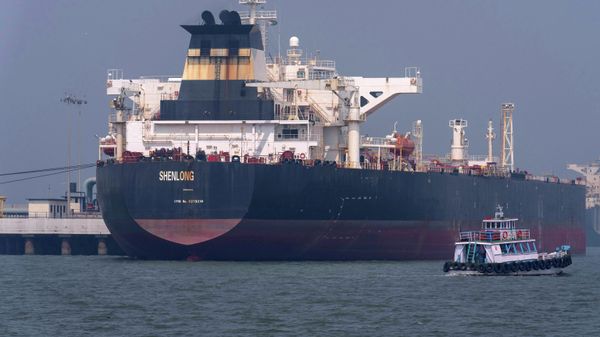 Танкер под либерийским флагом, перевозящий сырую нефть из Саудовской Аравии через Ормузский пролив, в порту Мумбаи