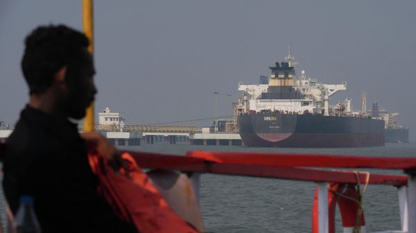 Танкер под либерийским флагом, перевозящий сырую нефть из Саудовской Аравии через Ормузский пролив, в порту Мумбаи
