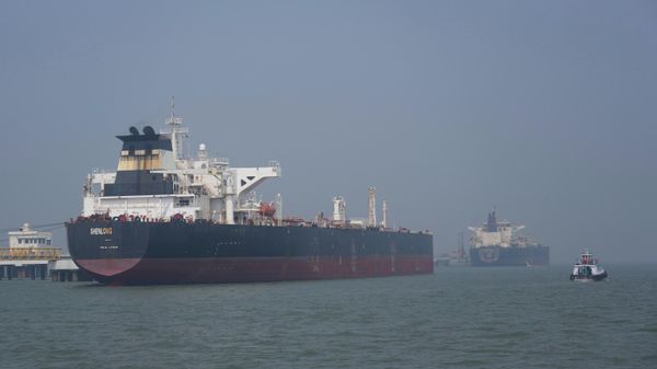 Танкер под либерийским флагом, перевозящий сырую нефть из Саудовской Аравии через Ормузский пролив, в порту Мумбаи