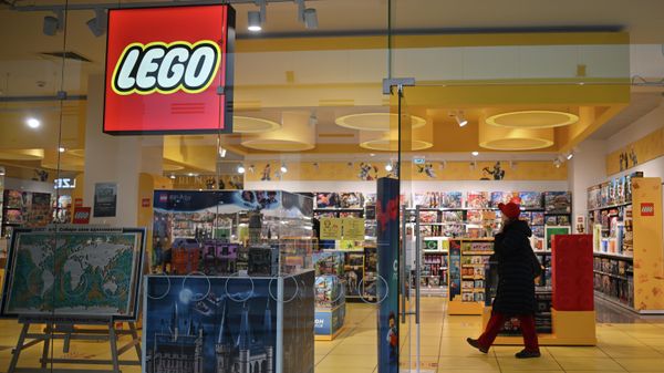 Женщина в магазине Lego
