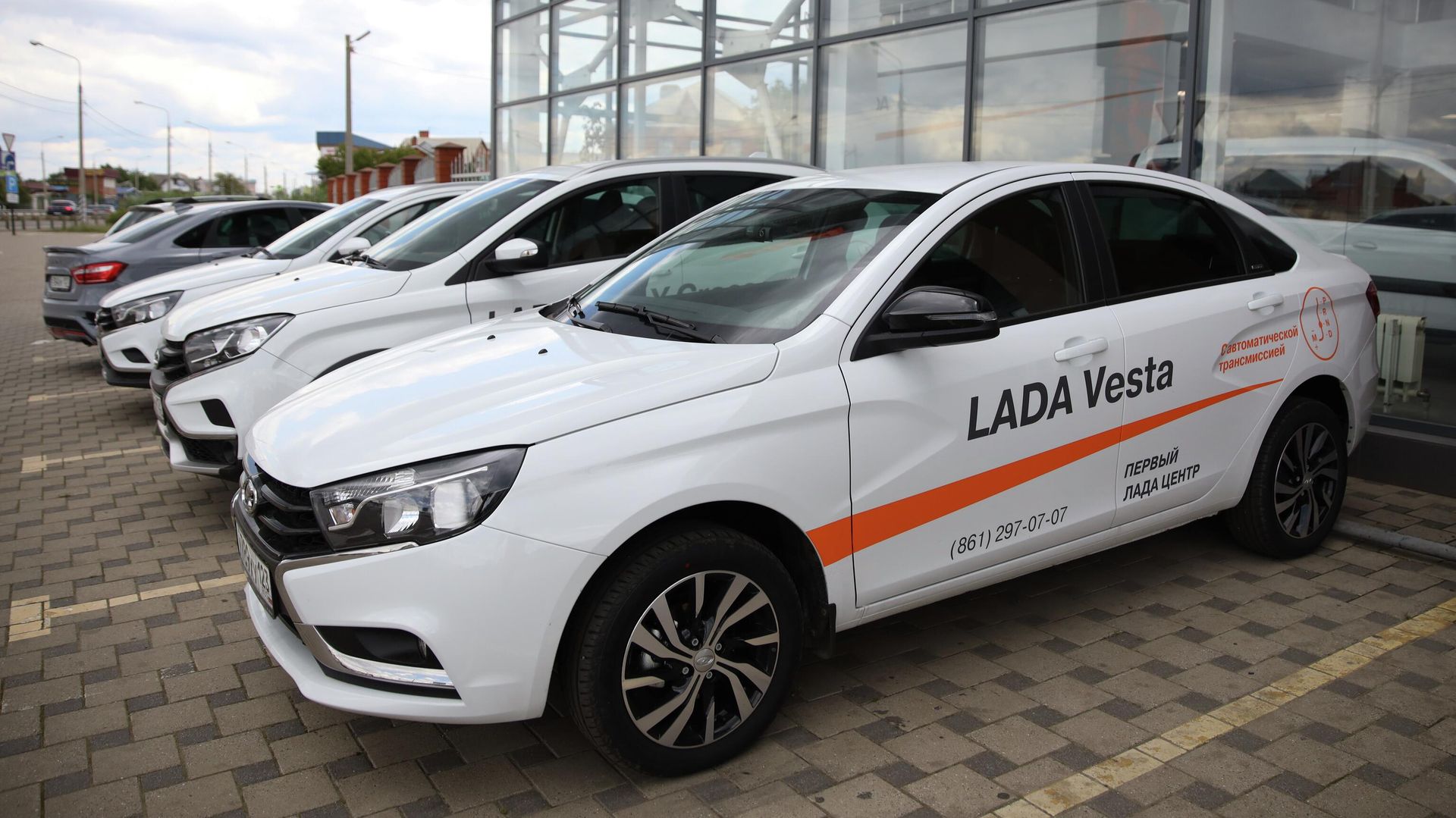 Автомобили Lada Vesta в автосалоне дилерского центра - ПРАЙМ, 1920, 27.03.2026