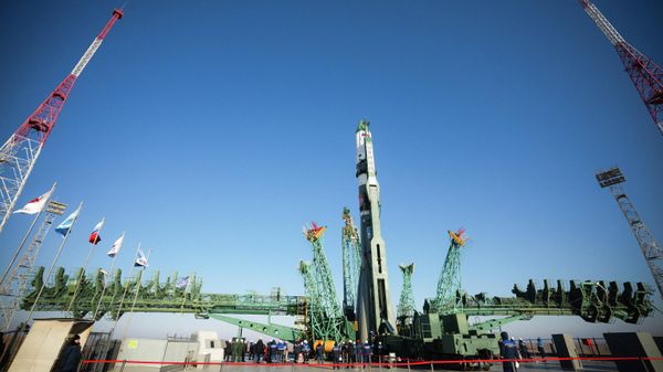 Установка ракеты Союз-2.1а с грузовым кораблем Прогресс МС-33 на стартовый комплекс космодрома Байконур