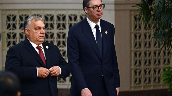 Премьер-министр Венгрии Виктор Орбан (слева) и президент Сербии Александр Вучич