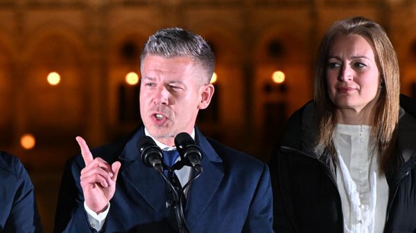 Лидер победившей на парламентских выборах в Венгрии оппозиционной партии Тиса Петер Мадьяр на митинге в Будапеште