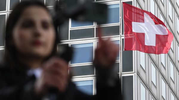 Государственный флаг Швейцарии в Женеве