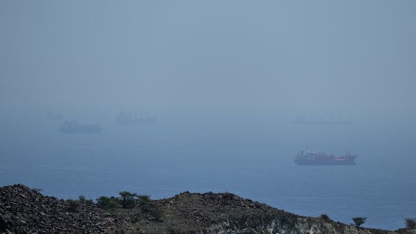Танкеры и сухогрузы в Ормузском проливе