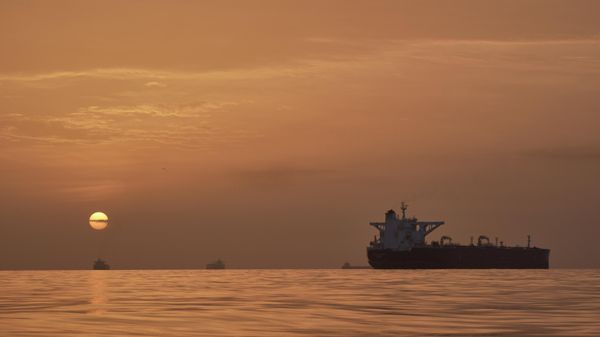 Танкеры в Ормузском проливе у побережья острова Кешм, Иран Танкеры в Ормузском проливе у побережья острова Кешм, Иран