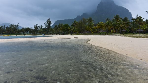 Отлив на побережье острова Маврикий (Mauritius) в Индийском океане