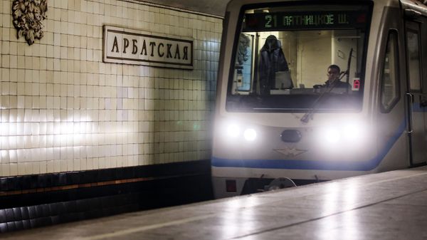Поезд на станции Арбатская Арбатско-Покровской линии Московского метрополитена