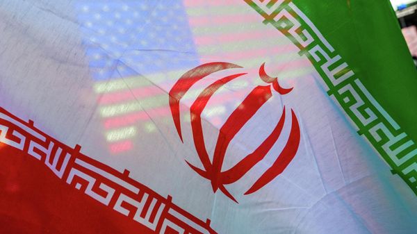 Флаг США виден сквозь флаг Ирана Флаг США виден сквозь флаг Ирана
