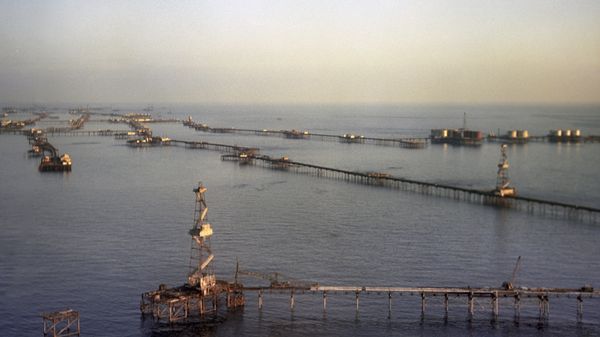 Нефтяные сооружения на Каспийском море 