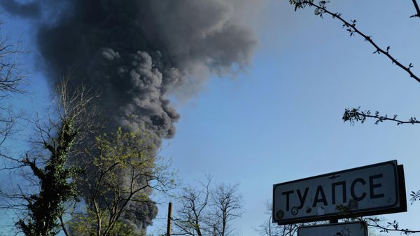 Дым от пожара на нефтеперерабатывающем заводе в Туапсе после атаки ВСУ