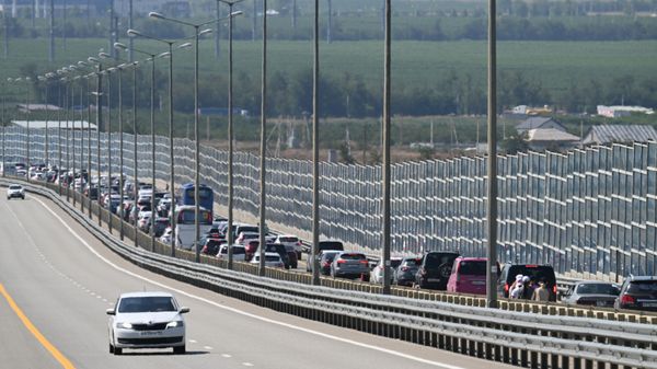 Автомобили перед Крымским мостом со стороны Тамани