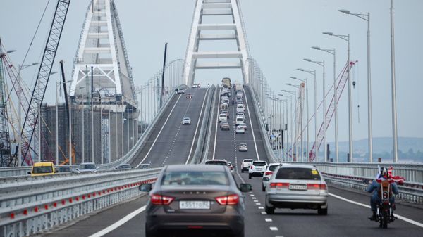 Автомобильное движение по автодорожной части Крымского моста. 16 мая 2018
