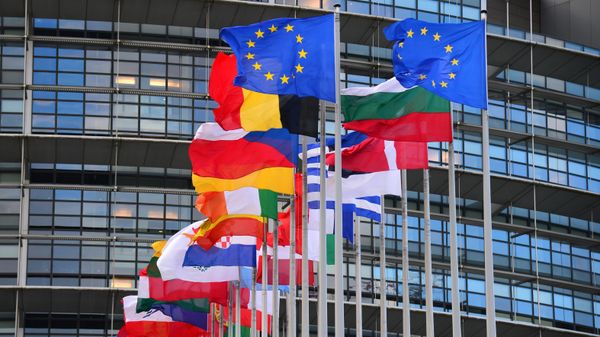 Флаги стран Евросоюза перед главным зданием Европейского парламента в Страсбурге