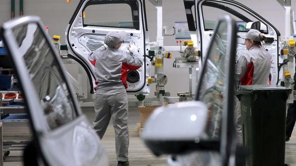 Сотрудницы завода Haval в Тульской области работают в цехе сборки автомобилей