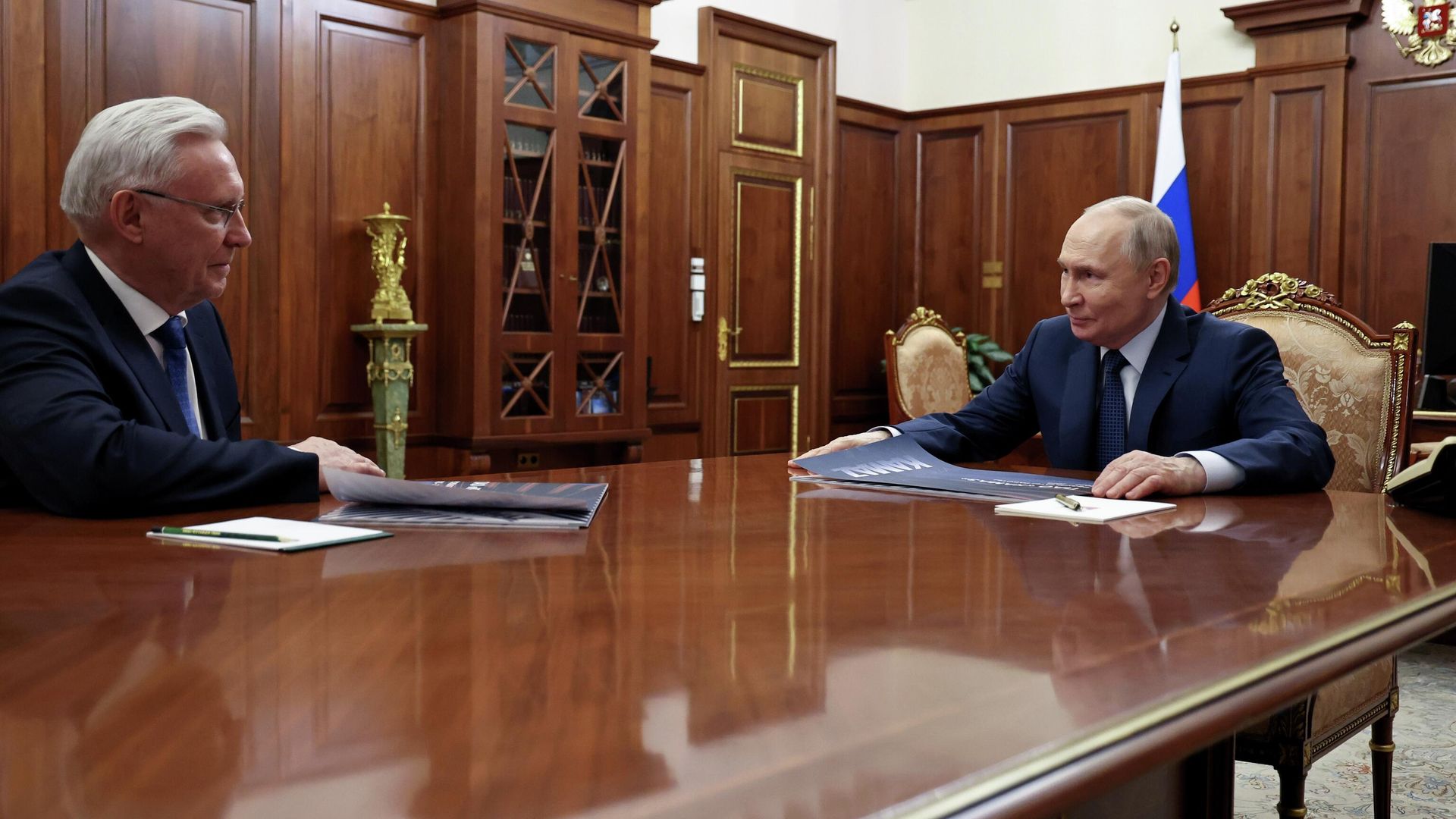 Президент РФ Владимир Путин и генеральный директор ПАО КамАЗ Сергей Когогин во время встречи - ПРАЙМ, 1920, 05.05.2026