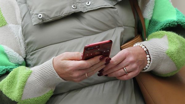 Смартфон в руке девушки