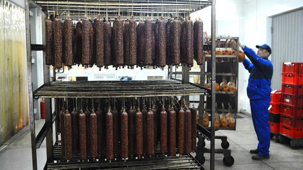 Готовая мясная продукция на мясоперерабатывающем комбинате