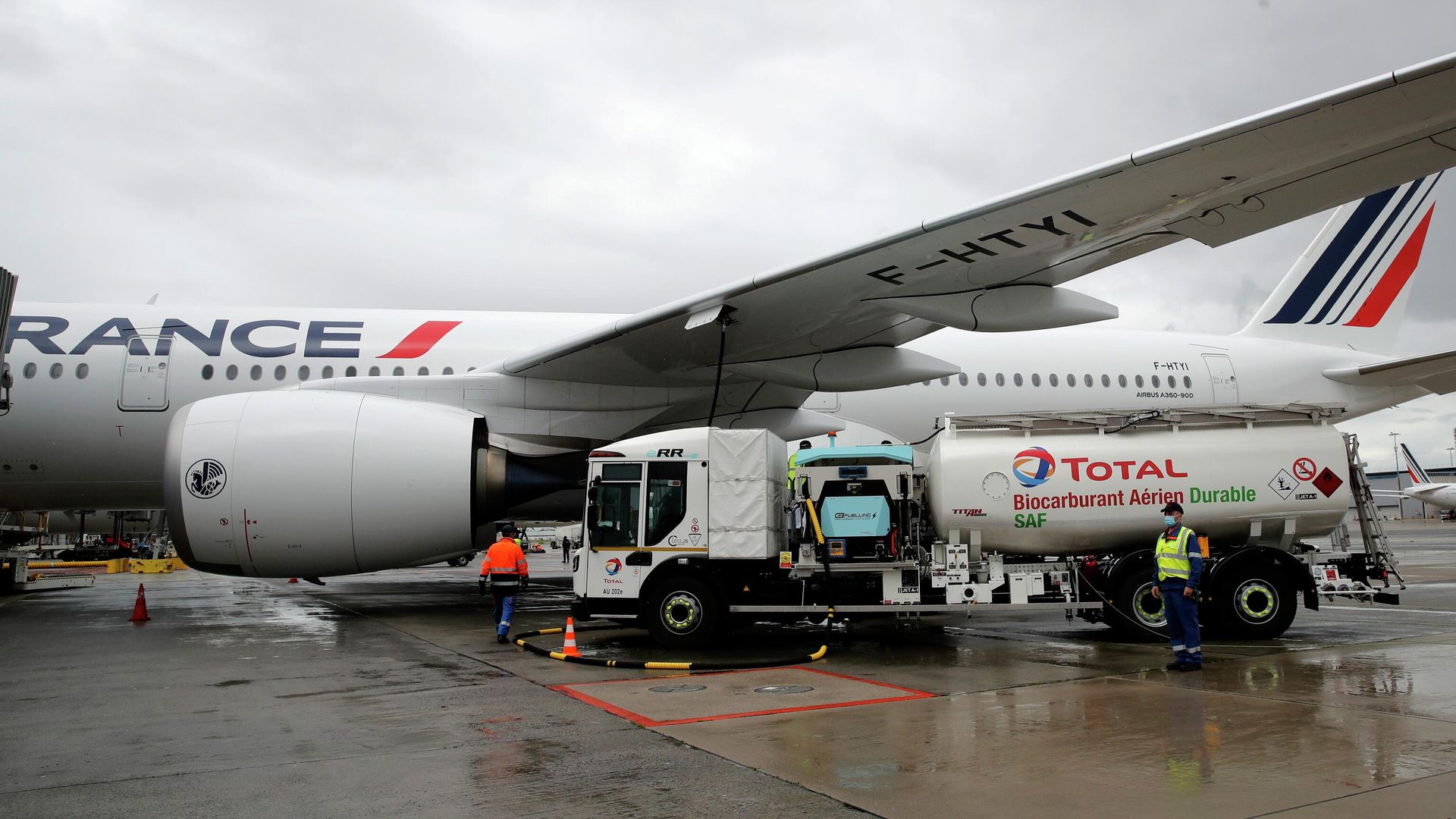 Заправка самолета Airbus A350 авиационным топливом в аэропорту Руасси в Париже - ПРАЙМ, 1920, 08.05.2026
