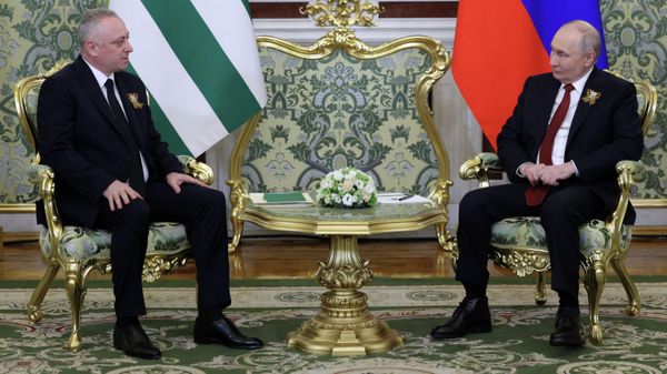 Президент России Владимир Путин и президент Абхазии Бадра Гунба во время встречи в Москве