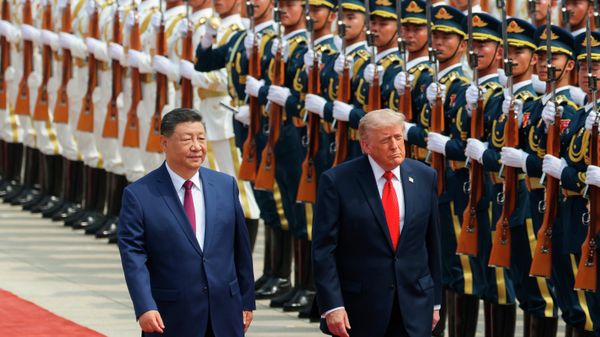 Председатель КНР Си Цзиньпин и президент США Дональд Трамп во время церемонии приветствия в Большом зале народных собраний в Пекине, Китай