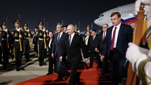 Президент РФ Владимир Путин в аэропорту Пекина