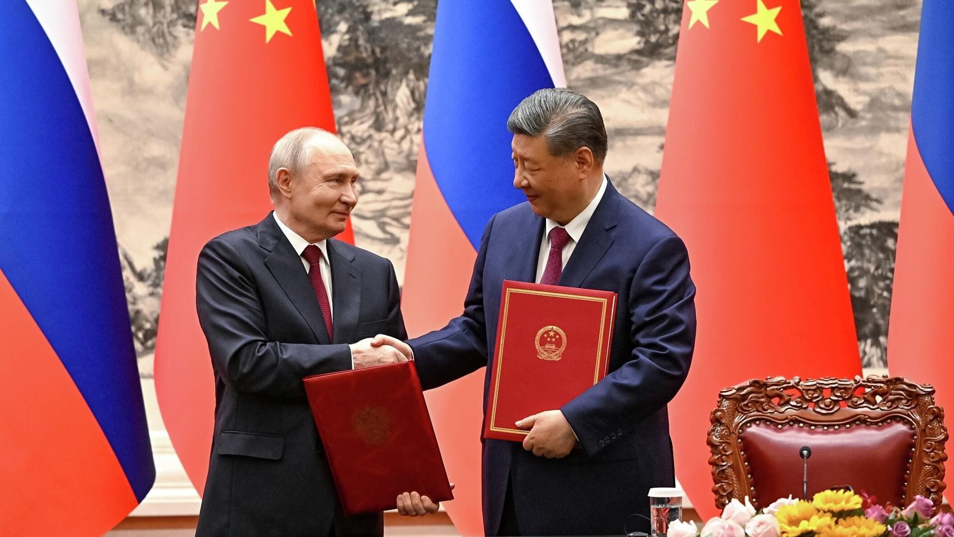 Президент России Владимир Путин и председатель КНР Си Цзиньпин в Доме народных собраний в Пекине во время церемонии подписания документов о сотрудничестве - ПРАЙМ, 1920, 20.05.2026
