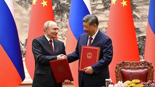 Президент России Владимир Путин и председатель КНР Си Цзиньпин в Доме народных собраний в Пекине во время церемонии подписания документов о сотрудничестве