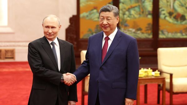 Президент РФ Владимир Путин и председатель КНР Си Цзиньпин во время встречи в Пекине