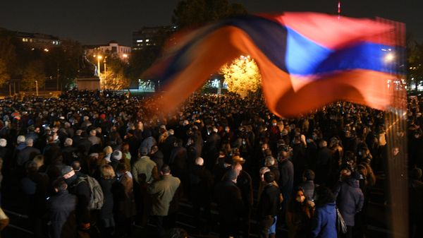 Участники митинга оппозиции на Площади Свободы в Ереване