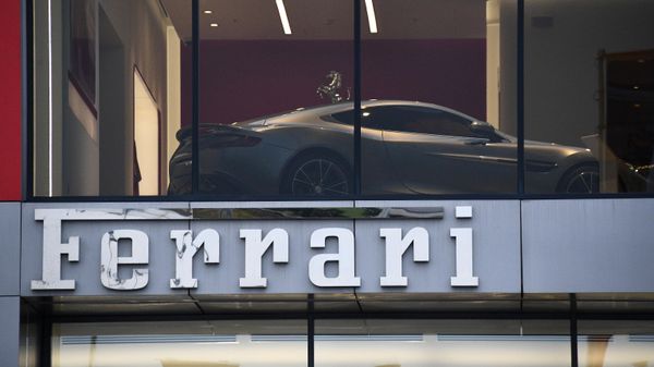 Логотип итальянского производителя автомобилей Ferrari в автосалоне в Москве