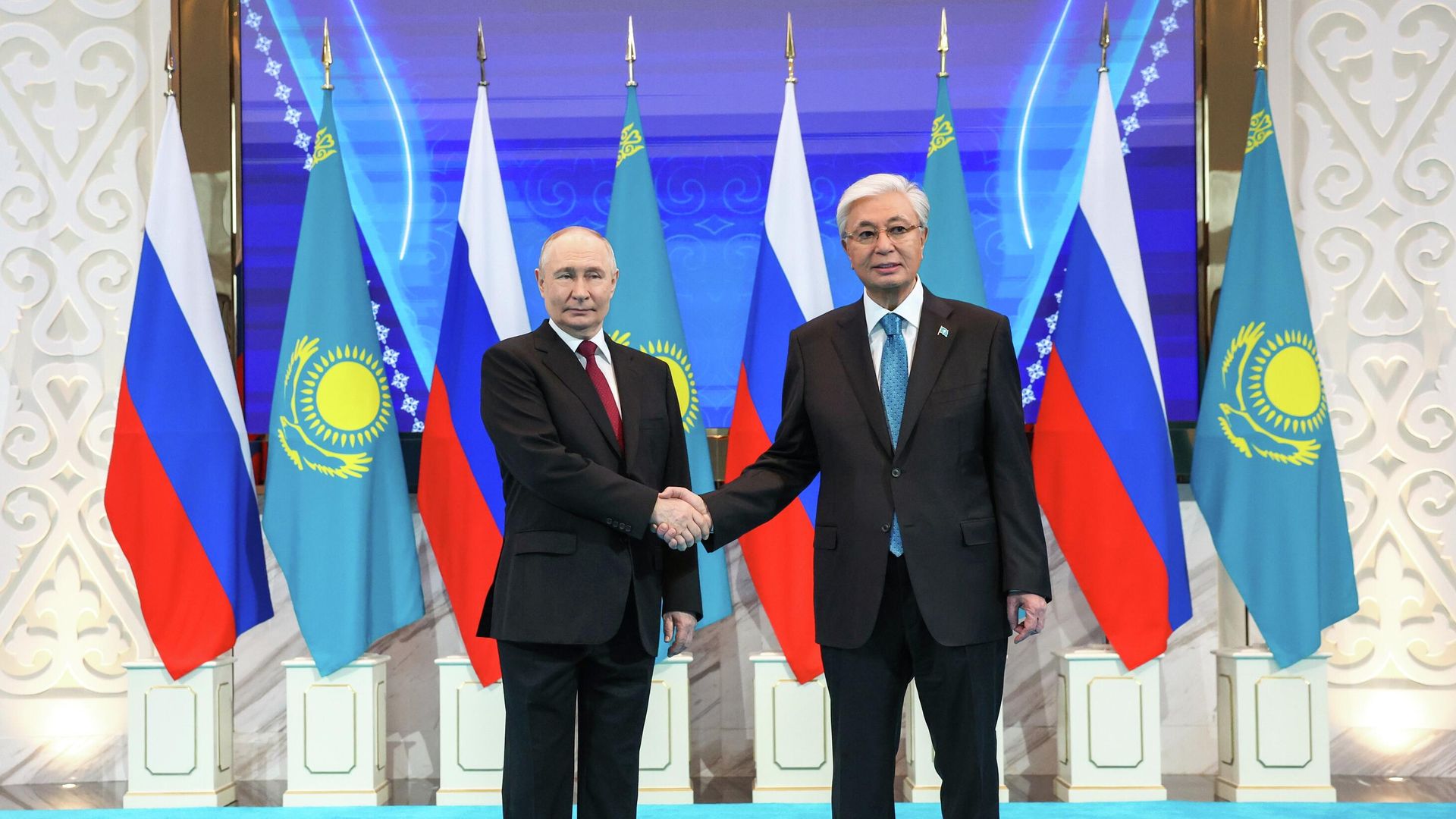 Президент РФ Владимир Путин и президент Казахстана Касым-Жомарт Токаев во время встречи во Дворце Независимости в Астане - ПРАЙМ, 1920, 28.05.2026