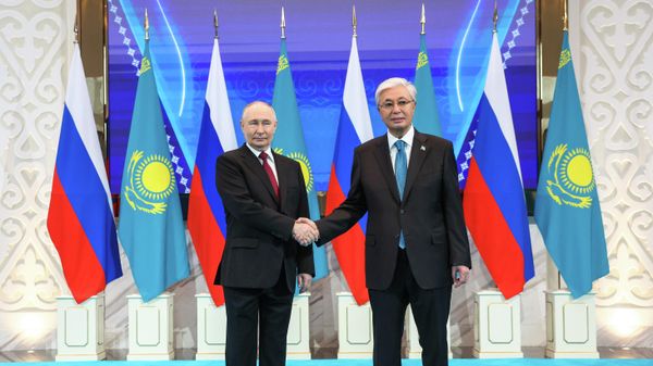 Президент РФ Владимир Путин и президент Казахстана Касым-Жомарт Токаев во время встречи во Дворце Независимости в Астане