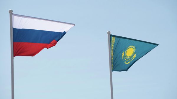 Флаги России и Казахстана