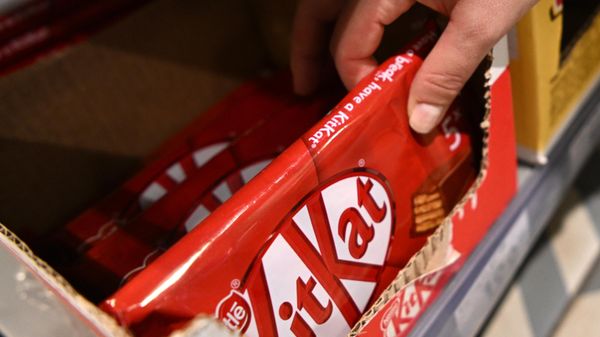 Шоколад KitKat на полке одного из магазинов в Москве