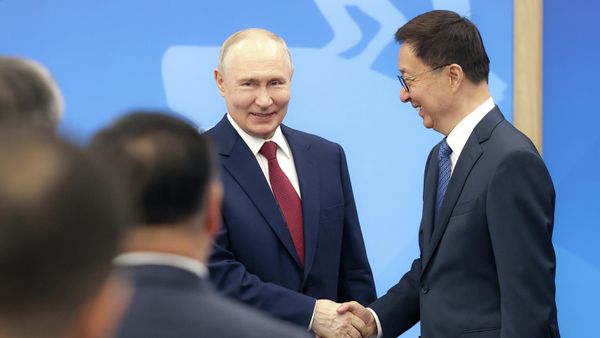 Президент России Владимир Путин и заместитель председателя КНР Хань Чжэн во время встречи на полях ПМЭФ-2026