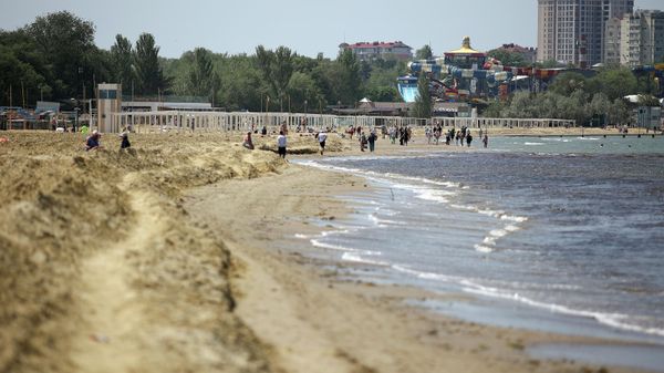 Отдыхающие на восстановленном пляже в Анапе