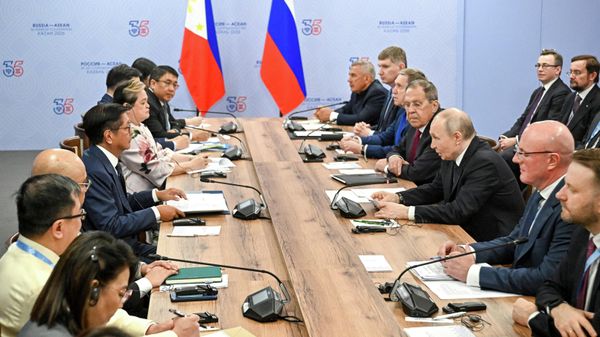 Президент РФ Владимир Путин и президент Филиппин Фердинанд Маркос-младший во время встречи на полях саммита Россия - АСЕАН в Казани