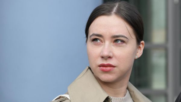 Блогер Александра Митрошина перед началом судебного заседания у здания Тверского суда Москвы