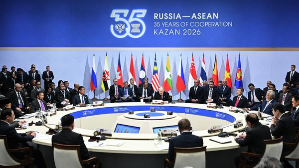 Президент РФ Владимир Путин и главы делегаций на пленарном заседании саммита Россия - АСЕАН в Казани Президент РФ Владимир Путин и главы делегаций на пленарном заседании саммита Россия - АСЕАН в Казани